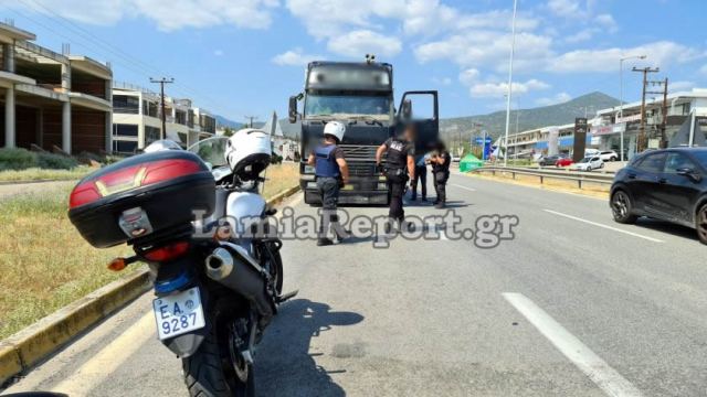 Λαμία: Τον πήρε ο ύπνος στο τιμόνι κι έμεινε μέσα στο δρόμο - ΦΩΤΟ