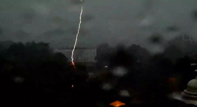 ΗΠΑ: Κεραυνός έπεσε κοντά στον Λευκό Οίκο - Τέσσερις άνθρωποι σε κρίσιμη κατάσταση