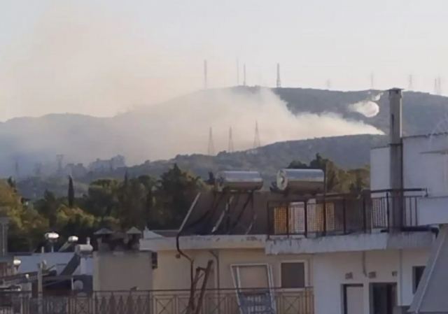 Μεγάλη φωτιά στον Κορυδαλλό κοντά σε σπίτια - Ισχυρές δυνάμεις της πυροσβεστικής στο σημείο