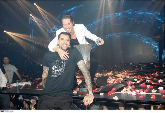 Ολυμπιακός: «Τρελό» γλέντι στα μπουζούκια με πρωταγωνιστή τον Γιώργο Πρίντεζη