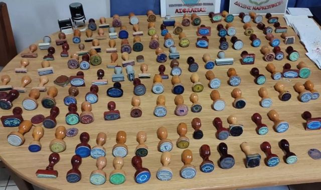 Το Λιμενικό «ξεδόντιασε» κύκλωμα που τύπωνε πλαστά πιστοποιητικά για ναυτικούς – Φωτογραφίες από το παράνομο τυπογραφείο