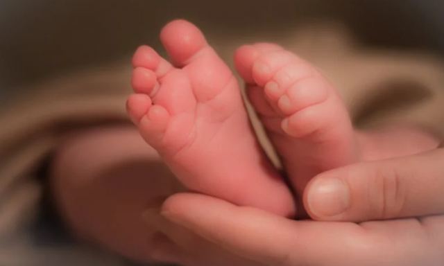 Μωρό γεννήθηκε στις 23 εβδομάδες με βάρος μόλις 450 γραμμάρια και επέζησε (ΒΙΝΤΕΟ)