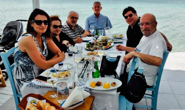 Τζορτζ Τσούνης: «Σαν τη Χαλκιδική δεν έχει» – Η ψαροταβέρνα και η πεζοπορία του πρέσβη των ΗΠΑ