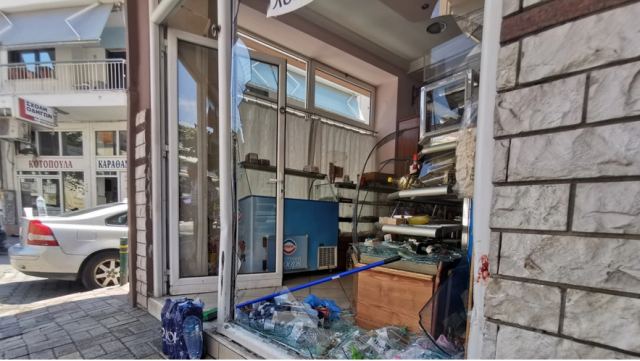 Θεσσαλονίκη: Αυτοκίνητο παρέσυρε δύο νεαρές κοπέλες και κατέληξε σε βιτρίνα ζαχαροπλαστείου