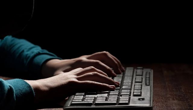 «Ο 15χρονος γιος μου έκανε ένα χαζό λάθος και τώρα τον εκβιάζουν»