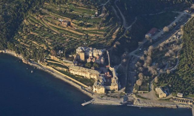 Άγιο Όρος: Ουρές προσκυνητών για ένα ταξίδι στο Περιβόλι της Παναγιάς - Ασταμάτητη η κίνηση στα πλοία