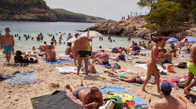 Ίμπιζα: Οι τουρίστες «ξεσπιτώνουν» τους ντόπιους - Στα ύψη τα ενοίκια, κοιμούνται στα αυτοκίνητά τους!