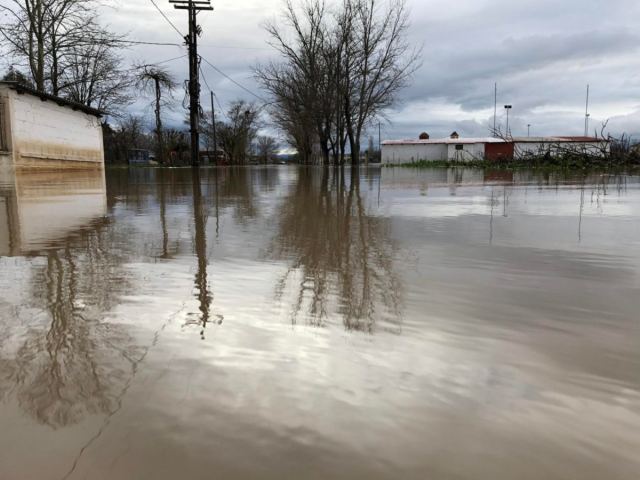 «Λίμνη» η Υπέρεια Φαρσάλων: Με… φορτωτές μεταφέρονται οι κάτοικοι στους πλημμυρισμένους δρόμους