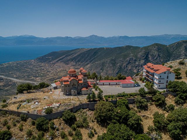 Ειρηνική διαμαρτυρία έξω από τη Μονή Κουτσουρού