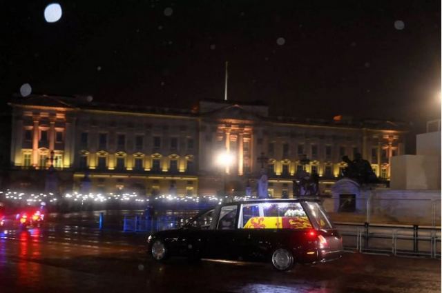 Βασίλισσα Ελισάβετ: Ξεκινά το λαϊκό προσκύνημα στο Γουέστμινστερ – Περιμένουν 750.000 κόσμο και ουρά 10 χλμ