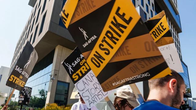 Ξαναπιάνουν τα στυλό οι σεναριογράφοι στο Χόλιγουντ μετά από πεντάμηνη απεργία