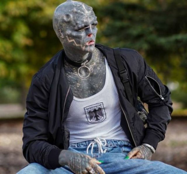 Black Alien Project: Θέλει να μεταμορφωθεί σε εξωγήινο και μόλις αφαίρεσε δύο δάχτυλα