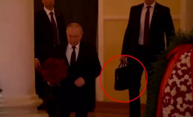 Ουκρανικά ΜΜΕ: Με σφαίρα στο κεφάλι ο άνθρωπος που κουβαλούσε τους πυρηνικούς κωδικούς του Πούτιν