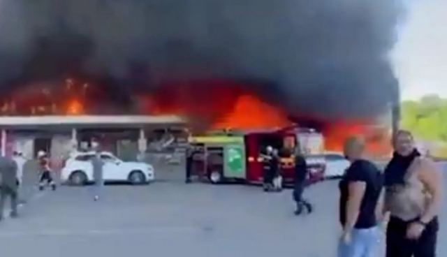 Πόλεμος στην Ουκρανία: Ρωσικοί πύραυλοι χτύπησαν γεμάτο με κόσμο εμπορικό κέντρο στο Κρέμεντσουκ