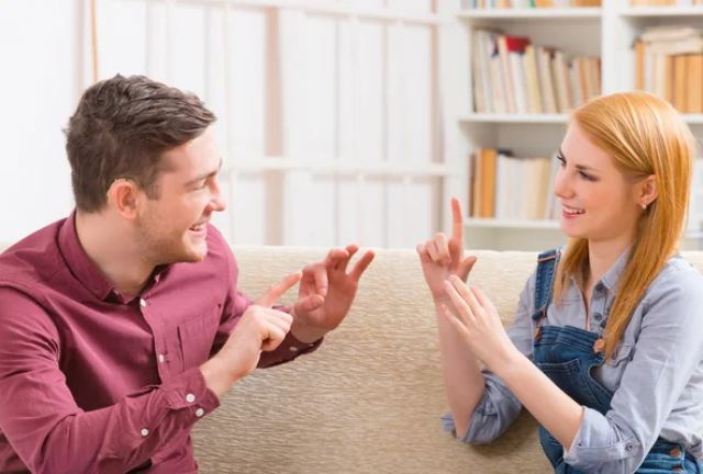 Λαμία: Εκμάθηση νοηματικής γλώσσας στο 