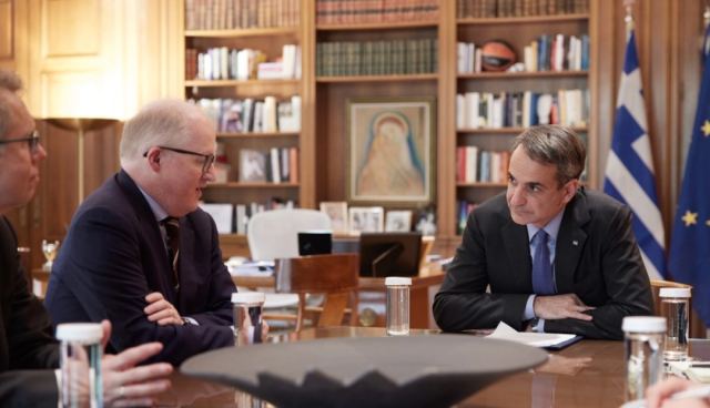 Τις επανεπενδύσεις σε ελληνικά ομόλογα μέχρι το 2024 συζήτησε ο Μητσοτάκης με τον επικεφαλής οικονομολόγο της ΕΚΤ