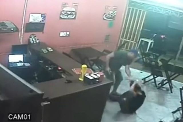 Αστυνομικός έδειρε ιδιοκτήτρια καφέ επειδή του έβαλε σος στα μπέργκερ του