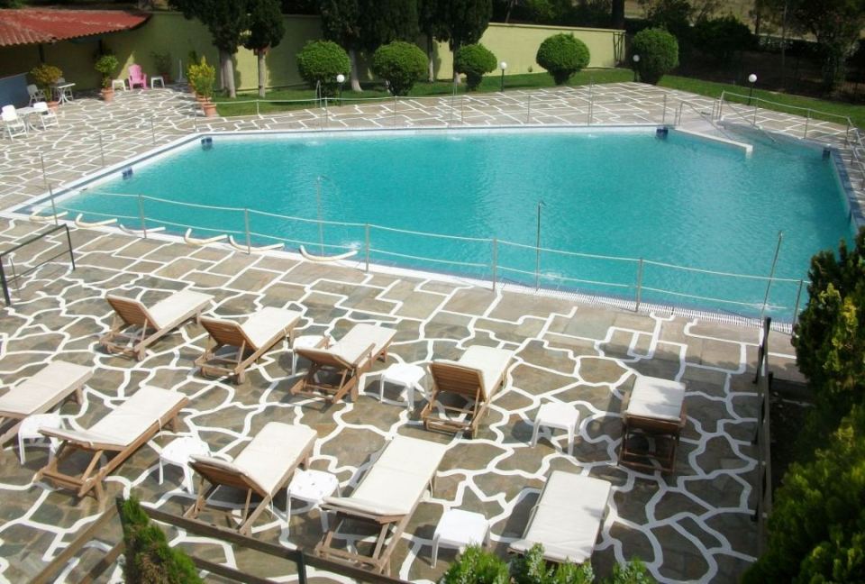 Τα Ιαματικά Λουτρά στην Υπάτη σας περιμένουν για βουτιές στην πισίνα με 3€