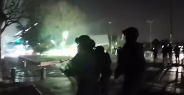 Νύχτα ταραχών και πύρινα οδοφράγματα στο Παρίσι μετά τον θάνατο άνδρα από σφαίρα αστυνομικού