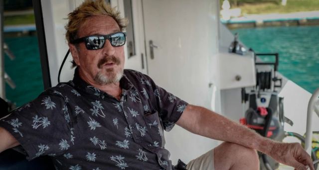 O Τζον Μακάφι σκηνοθέτησε το θάνατό του και «ζει στο Τέξας», λέει η πρώην φίλη του