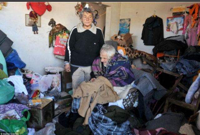 Πατέρας και κόρη ζουν σε μια παγωμένη παράγκα - ΦΩΤΟ