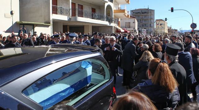 Κηδεία Μάριου Τουρούτσικα: Λιποθύμησε στην κηδεία η μητέρα του