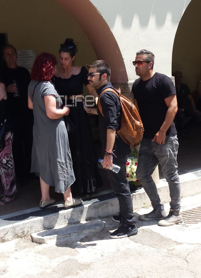 Τζέσυ Παπουτσή: Θρήνος στο τελευταίο αντίο - Πλήθος κόσμου στην κηδεία της