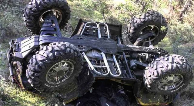 Έπεσε με τη «γουρούνα» στο ποτάμι για να αποφύγει σκύλο (ΒΙΝΤΕΟ)