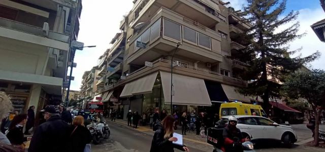 Γυναίκα απειλούσε ότι θα πέσει από τον 3ο όροφο