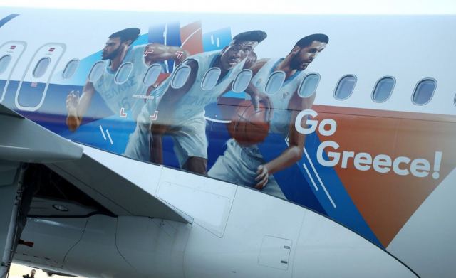 Εθνική Μπάσκετ: Αεροσκάφος της Aegean ντύθηκε με τις φιγούρες του Γιάννη Αντετοκούνμπο και των υπόλοιπων διεθνών