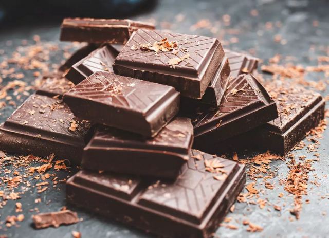 Μαύρη σοκολάτα: Τα απίστευτα οφέλη για τον οργανισμό – Μειώνει πίεση και χοληστερόλη