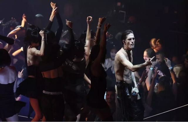 Maneskin: Δε σταματά ο χαμός για τη γυμνή εμφάνιση του Damiano στα βραβεία MTV