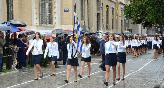 Παρέλαση υπό βροχή και χιόνια το απόγευμα στα ορεινά