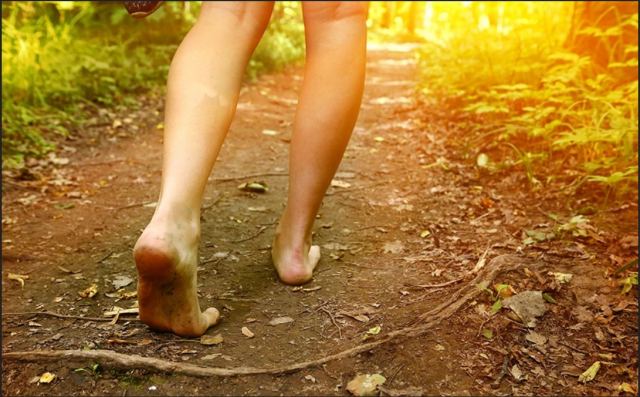 Πέταξε τα παπούτσια της και κάνει ορειβασία και οδηγεί ξυπόλυτη – «Δεν έχω ούτε μία φουσκάλα, είναι απελευθερωτικό»