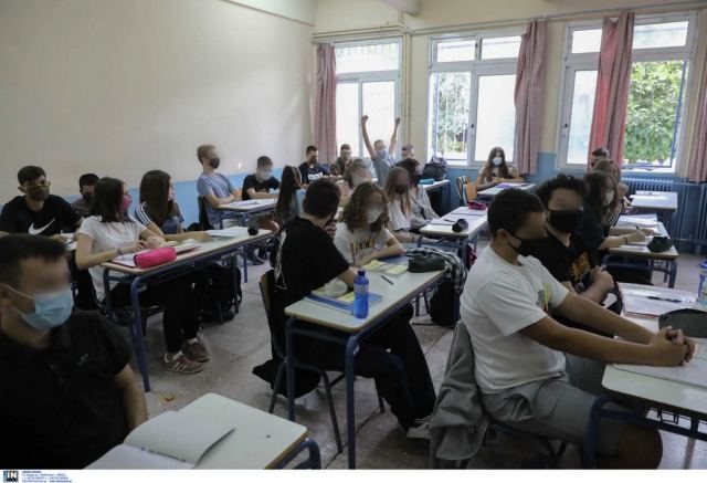 Οι παιδίατροι ζητούν καθολική επαναφορά της μάσκας στους εσωτερικούς χώρους λόγω νέας εξάπλωσης του κορωνοϊού