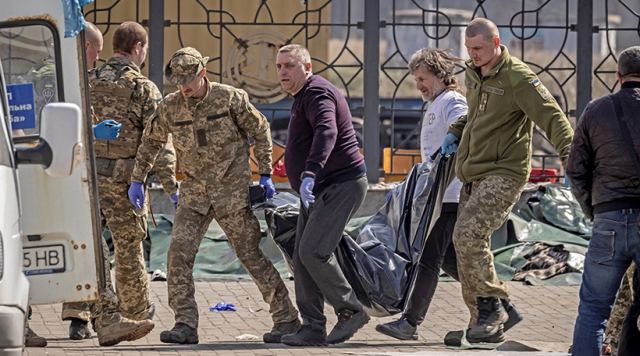 Πόλεμος στην Ουκρανία: Με πυραύλους Tochka-U οι Ρώσοι ισοπέδωσαν τον σταθμό στο Κραματόρσκ - Στους 39 οι νεκροί