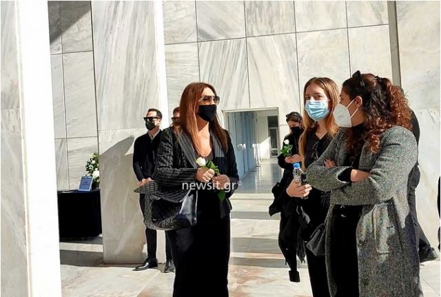 Χρήστος Κυριαζής: Με ένα λευκό τριαντάφυλλο η Βάνα Μπάρμπα στην κηδεία