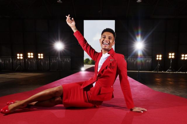 Αεροπορική επέτρεψε σε άντρες αεροσυνοδούς να φορούν φούστες