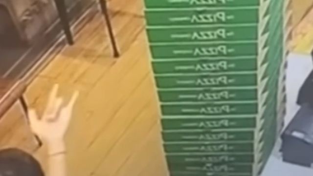 Υπάλληλος πιτσαρίας «νιώθει spiderman» στην επιχείρηση που δουλεύει