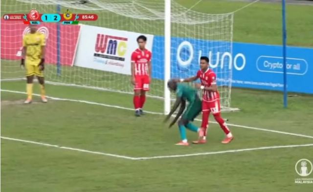 Ποδοσφαιριστής στην Μαλαισία έσπασε το... γραφικόμετρο! «Θέατρο» χωρίς ντροπή με εννέα στροφές σε ανύπαρκτο φάουλ