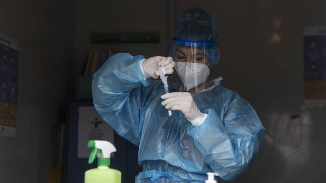 Κορωνοϊός: 14.763 νέα κρούσματα σήμερα με 265 επαναλοιμώξεις - 51 νέοι θάνατοι και 360 διασωληνωμένοι