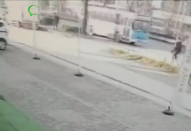 Τουρκία: Η στιγμή που βόμβα «χτυπά» λεωφορείο στην Προύσα – Ένας νεκρός