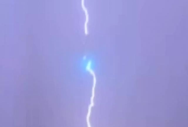 Καναδάς: Απίστευτο βίντεο με έναν κεραυνό να χτυπά αεροπλάνο τη στιγμή της απογείωσης