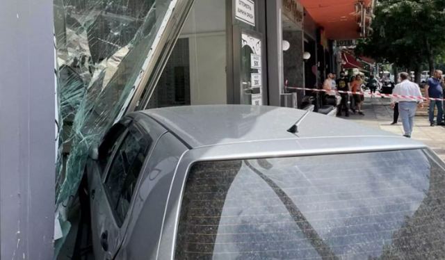 Θεσσαλονίκη: Αυτοκίνητο «καρφώθηκε» σε μαγαζί – «Παραλίγο να γινόμασταν χαλκομανία»