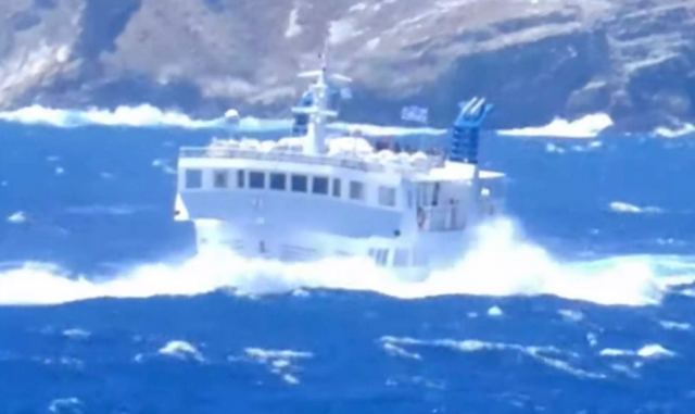 Κυκλάδες: Η στιγμή που κύματα «σκεπάζουν» το πλοίο Σκοπελίτης - Βίντεο από το ταξίδι στα 8 μποφόρ