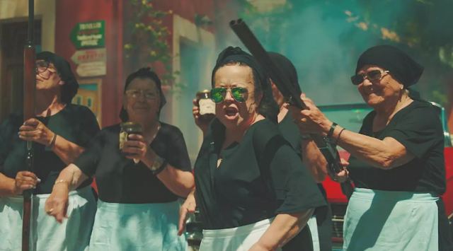 Κρητικές γιαγιάδες τα σπάνε και γίνονται viral - Το βίντεο έπος που κάνει θραύση στα social media