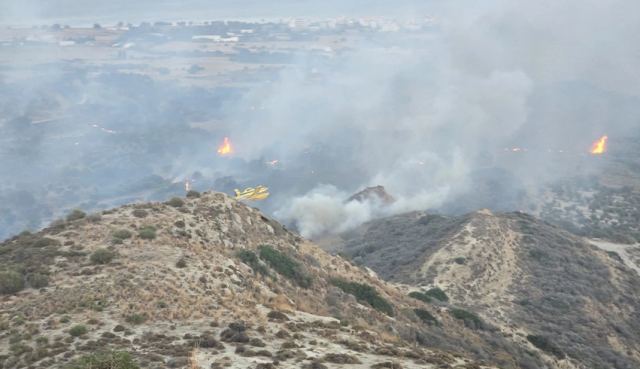 Αισιοδοξία για τις φωτιές στην Κω και στη Χίο – Διάσπαρτες εστίες αντιμετωπίζουν οι πυροσβεστικές δυνάμεις