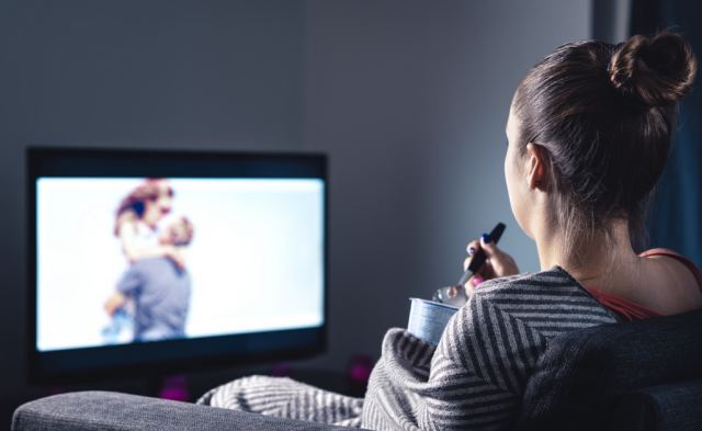 Έβλεπε τηλεοπτική σειρά την ώρα που της... άδειαζαν το σπίτι!