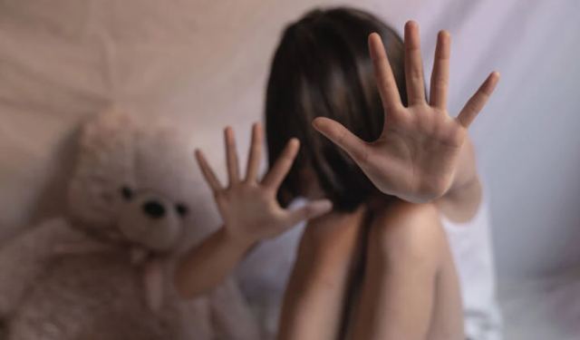 Τρίκαλα: Για «ανθρωποφαγία» μιλάει ο πατέρας του αστυνομικού που κατηγορείται για ασέλγεια στην 4χρονη κόρη του