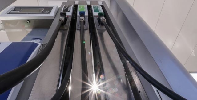 Fuel pass: Αντίστροφη μέτρηση για το επίδομα καυσίμων - Ποιοι θα βάλουν 100 ευρώ στο ντεπόζιτο